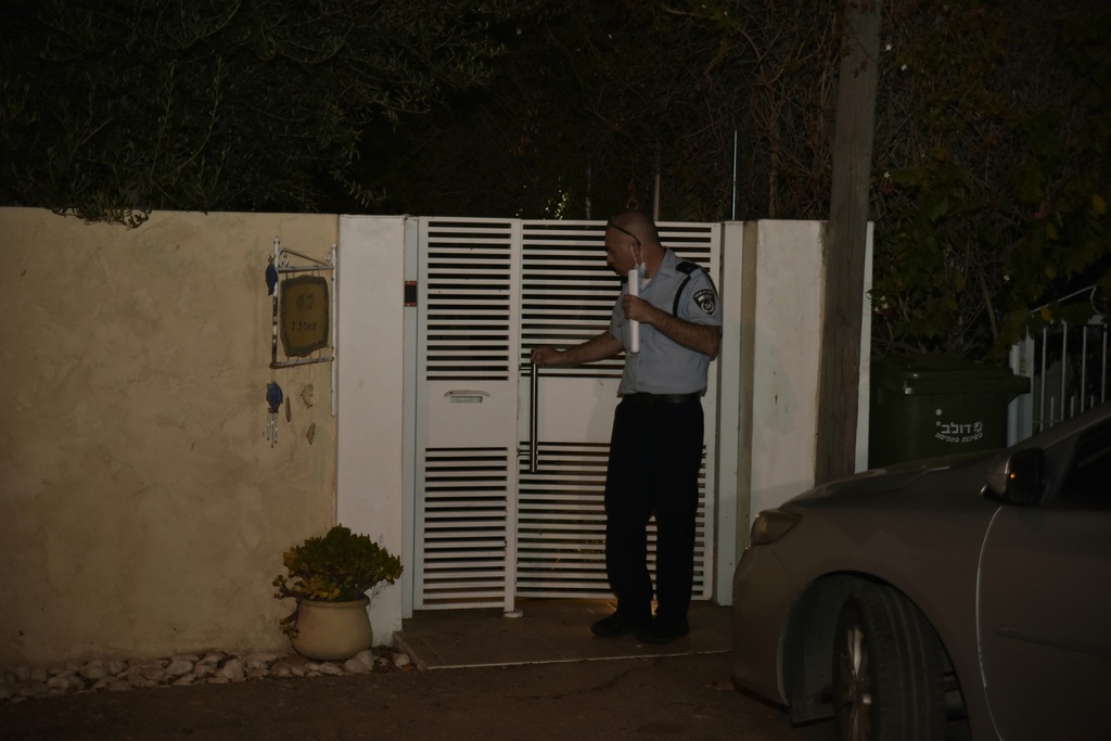 משטרה בביתה של הקשישה שחשוד שנצרחה ע"י המטפלת שלה