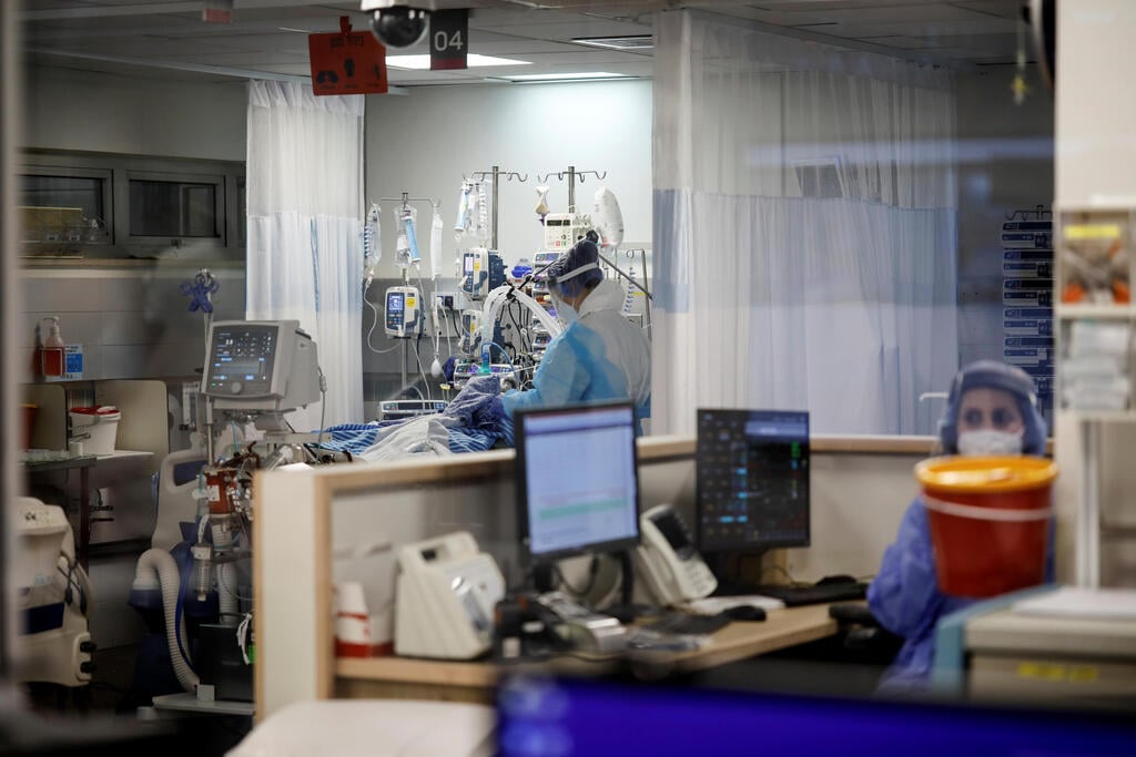 Sheba Medical Center's coronavirus ward (Photo: Reuters) מחלקת הקורונה בבית החולים שיבא