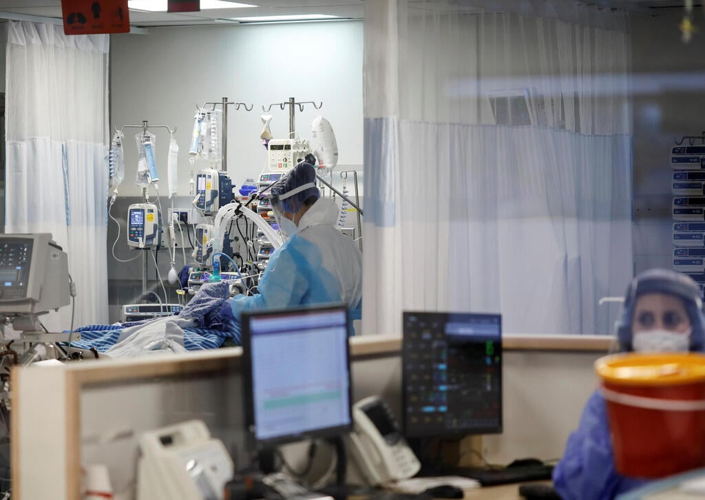 COVID ward at Sheba Medical Center (Photo: Reuters) מחלקת הקורונה בבית החולים שיבא