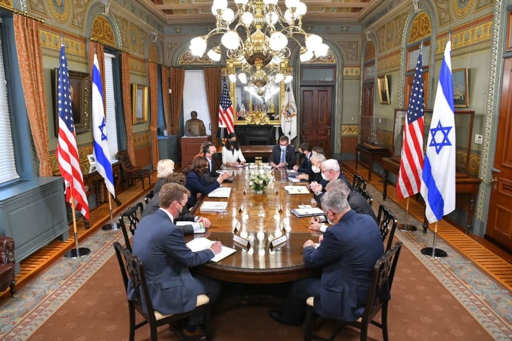 פגישת לפיד וסגנית הנשיא (צילום: שלומי אמסלם) יאיר לפיד נפגש עם קמלה האריס בארה''ב
