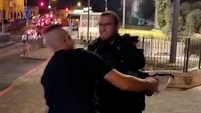 שוטר מתנהג באלימות בשער שכם 