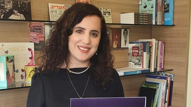 ח"כ נעמה לזימי עם שלט של הקמפיין