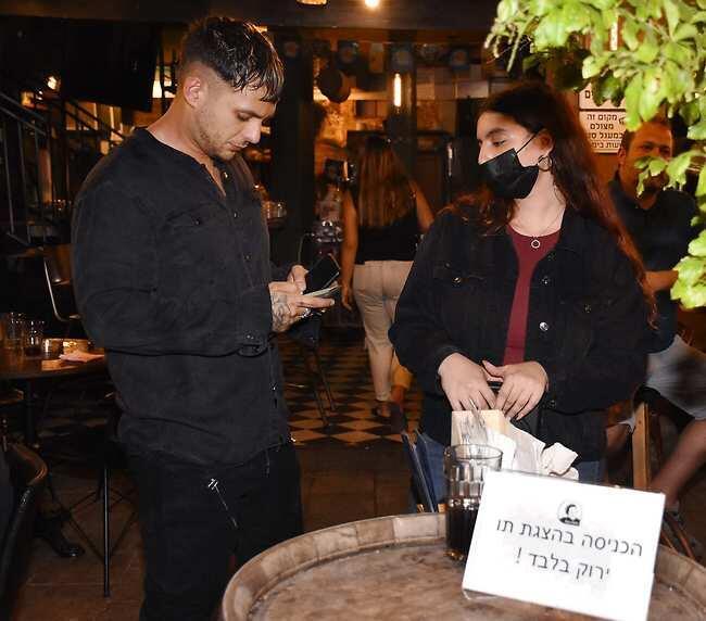 "אפשר לראות תו ירוק?" (צילום: אמיר מאירי) "אפשר לראות תו ירוק?"