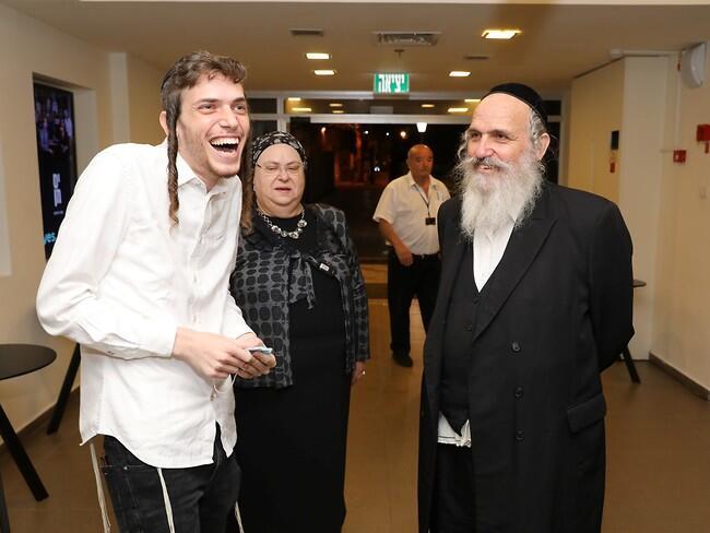 מתלוצץ עם הוריו (צילום: רפי דלויה) מתלוצץ עם הוריו