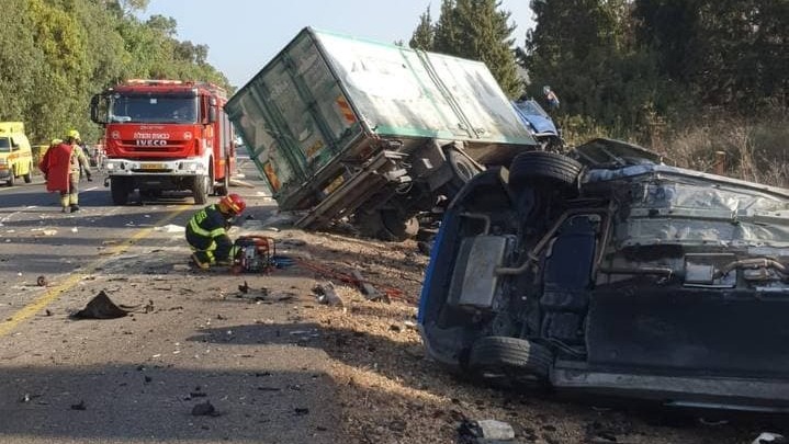 זירת תאונת הדרכים בצומת עין הכרמל (צילום: דוברות המשטרה) זירת תאונת הדרכים בצומת עין הכרמל