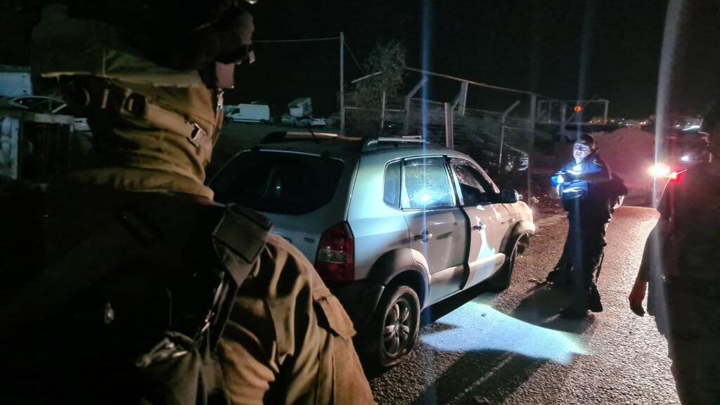 מחסום קלנדיה, הלילה (צילום: דוברות המשטרה) מחסום קלנדיה, הלילה