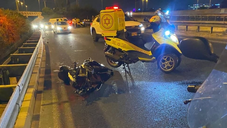 זירת התאונה סמוך למחלף השבעה (צילום: תיעוד מבצעי מד"א) רוכב אופנוע נהרג בתאונת דרכים עם רכב פרטי במחלף השבעה