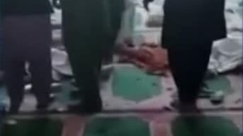 דם על רצפת המסגד פיגוע במסגד באפגניסטן