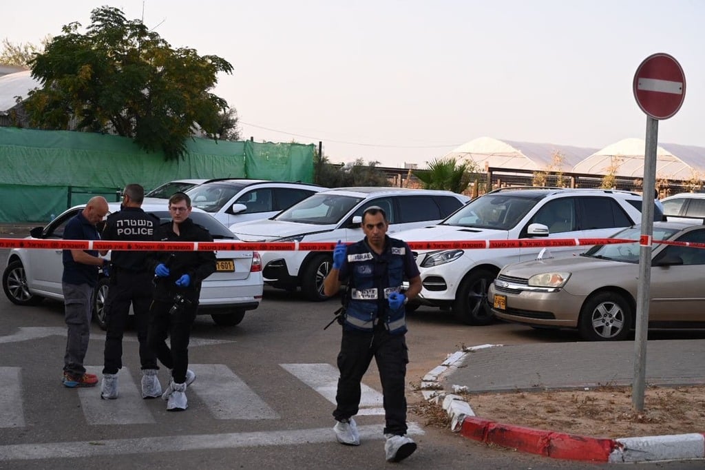 כוחות המשטרה ברחובות (צילום: נדב אבס ) זירת רצח איש העסקים ברחובות