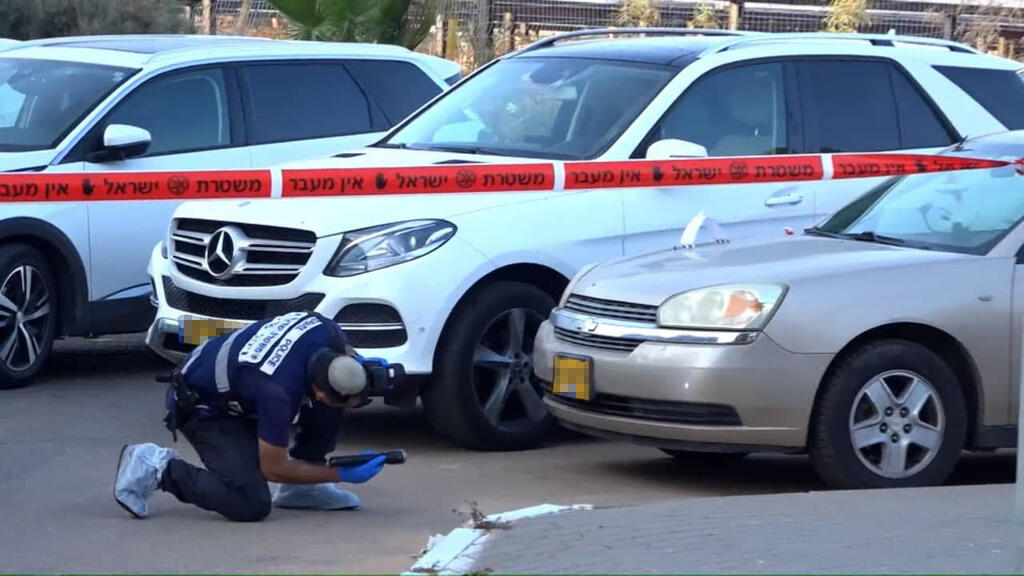 נורה למוות מטווח קצר (צילום: נדב אבס ) זירת רצח איש העסקים ברחובות