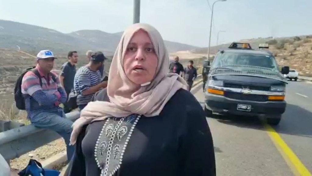 האישה שהותקפה ליד רחלים (צילום: יש דין ומועצת יאסוף) משפחה פלסטינית הותקפה באבנים ע"י מתנחלים ביאסוף