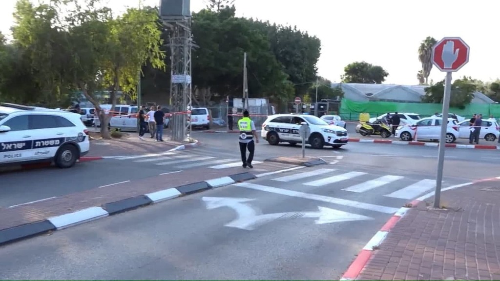 רצח בכניסה לחווה החקלאית ( צילום: נדב אבס) זירת רצח איש העסקים ברחובות