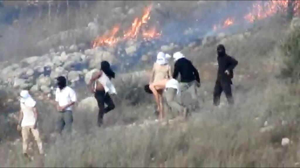 Israeli settlers in the West Bank throw rocks at Palestinian houses (Photo: Yesh Din) תיעוד: מציתים אש ומיידים אבנים לבתי פלסטינים - החיילים לא מגיבים