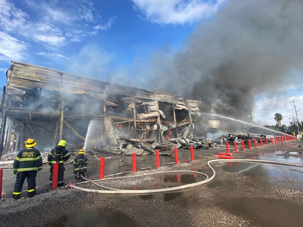 כוחות כיבוי בזירת השריפה שריפה במתחם z סנטר בקלנסווה