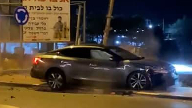 רכב שנסע בצורה מסוכנת עולה על דוקרנים ונכנס בכיכר