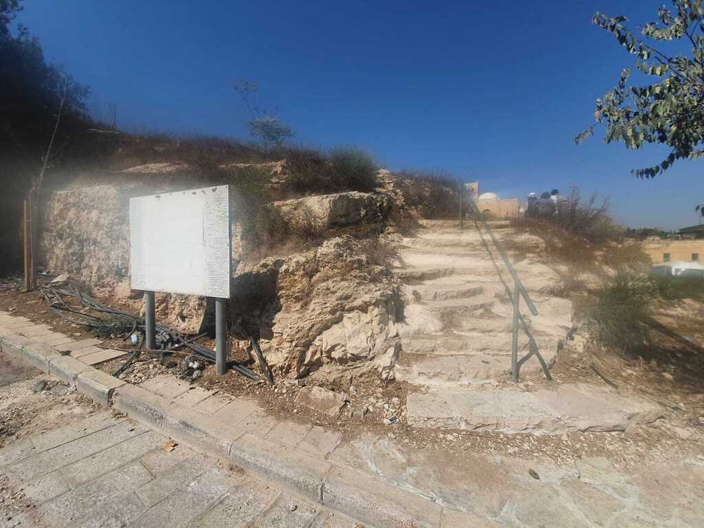 שלט מחוק ועלייה תלולה בכניסה לאתר (צילום: נעה פישר) גבעת התנ"ך