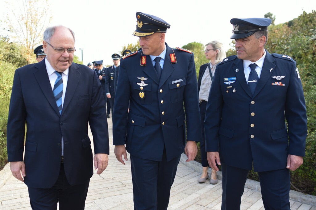 Commander of the German Air Force Lt.-Gen. Ingo Gerhartz (center), IAF commander Maj. Gen. Amikam Norkin (right) tour Yad Vashem with its chairman Dani Dayan (Photo: Yoav Dudkevich) מפקד חיל האוויר עמירם נורקין עם מפקד חיל האוויר של גרמניה אינגו גרהרץביקור ב יד ושם