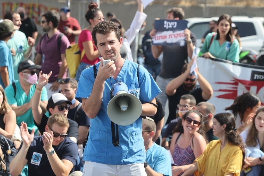 Resident doctors protest at Azrieli Junction in Tel Aviv over long work hours (Photo: Motti Kimchi) המתמחים חוסמים את צומת עזריאלי