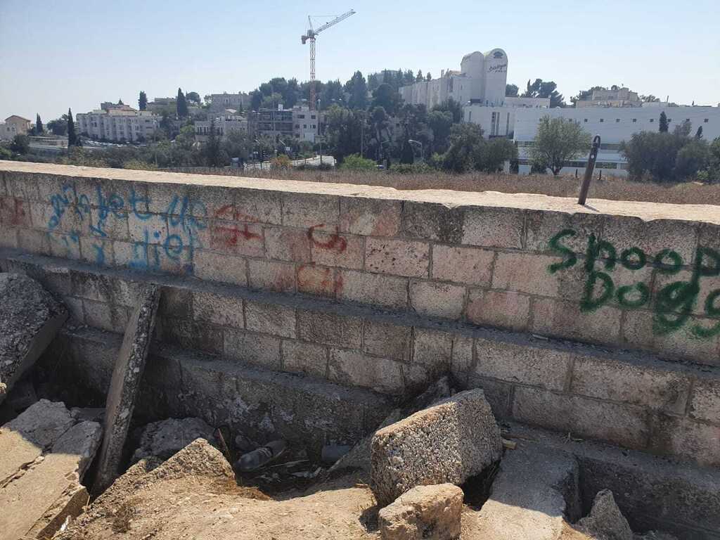 גרפיטי על הממצאים הארכיאולוגיים (צילום: נעה פישר) גבעת התנ"ך