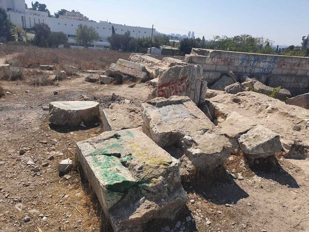גרפיטי על הממצאים הארכיאולוגיים (צילום: נעה פישר) גבעת התנ"ך
