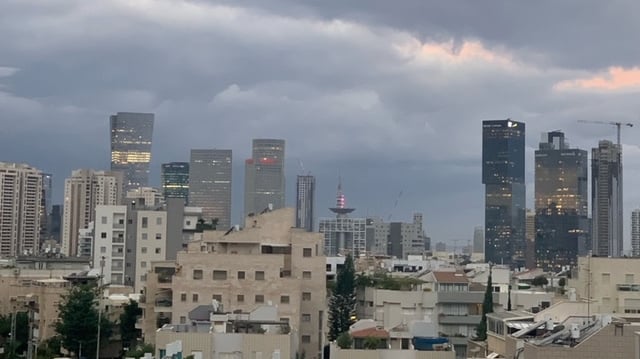 עננים מעל שמי גבעתיים ותל אביב (צילום: שלמה פשה) עננים מעל תל אביב