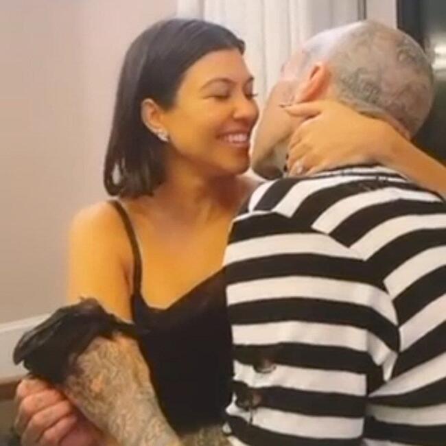 ועוד איך מגיעה לו נשיקה אחרי ההפקה הזו