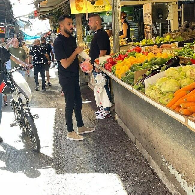 עושה שוק. איתי לוי