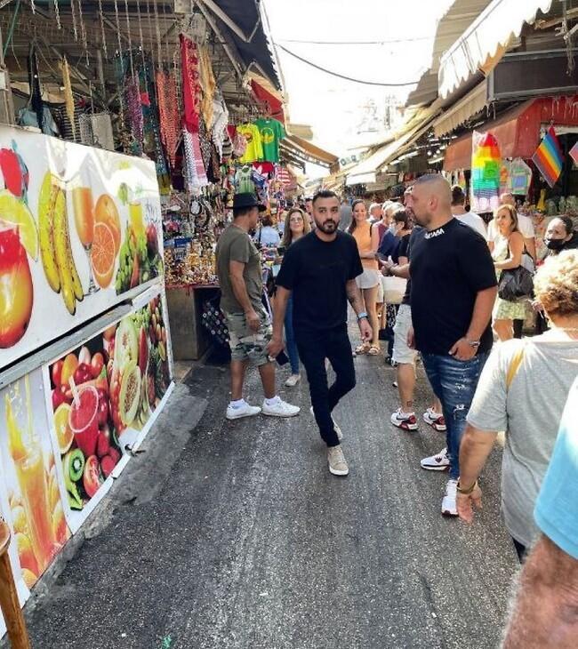 העוברים והשבים לא נשארו אדישים