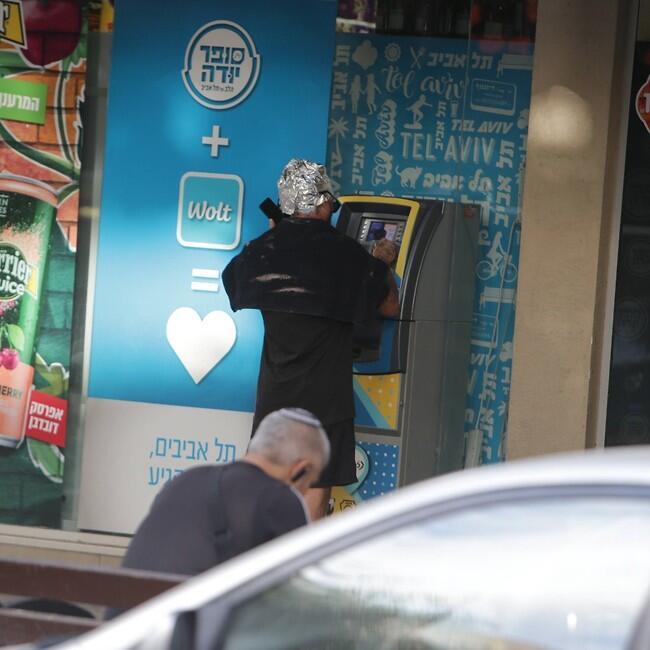 אם כבר ממתינים, נעשה כמה סידורים (צילום: מוטי לבטון) אם כבר ממתינים, נעשה כמה סידורים