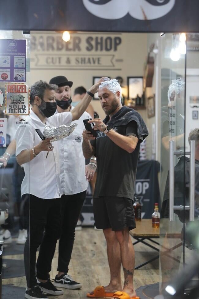 "שים עוד, אל תתבייש" (צילום: מוטי לבטון) "שים עוד, אל תתבייש"