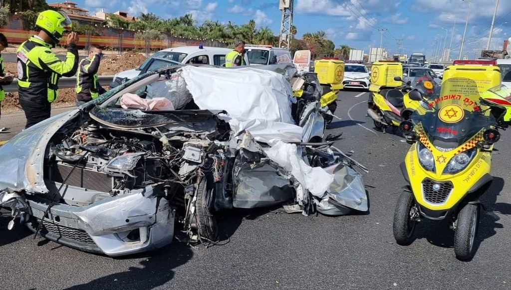 זירת תאונה במחלף קיבוץ גלויות (צילום: תיעוד מבצעי מד"א) זירת התאונה במחלף קיבוץ גלויות