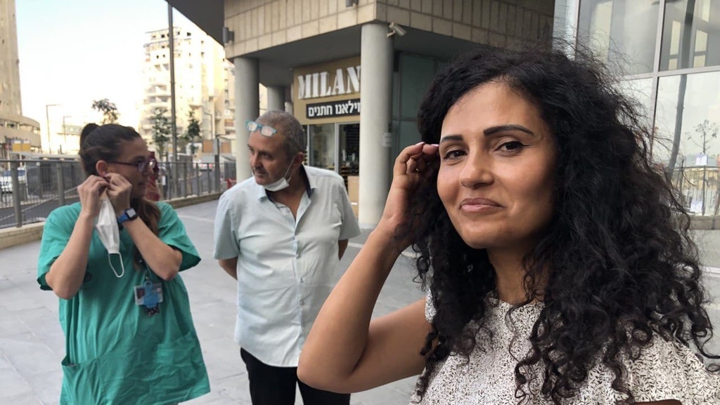 ד"ר ריי ביטון לאחר הפגישה עם הורוביץ (צילום: גיל יוחנן) ד"ר ריי ביטון מדברת לאחר פגישת המתמחים עם ניצן הורוביץ