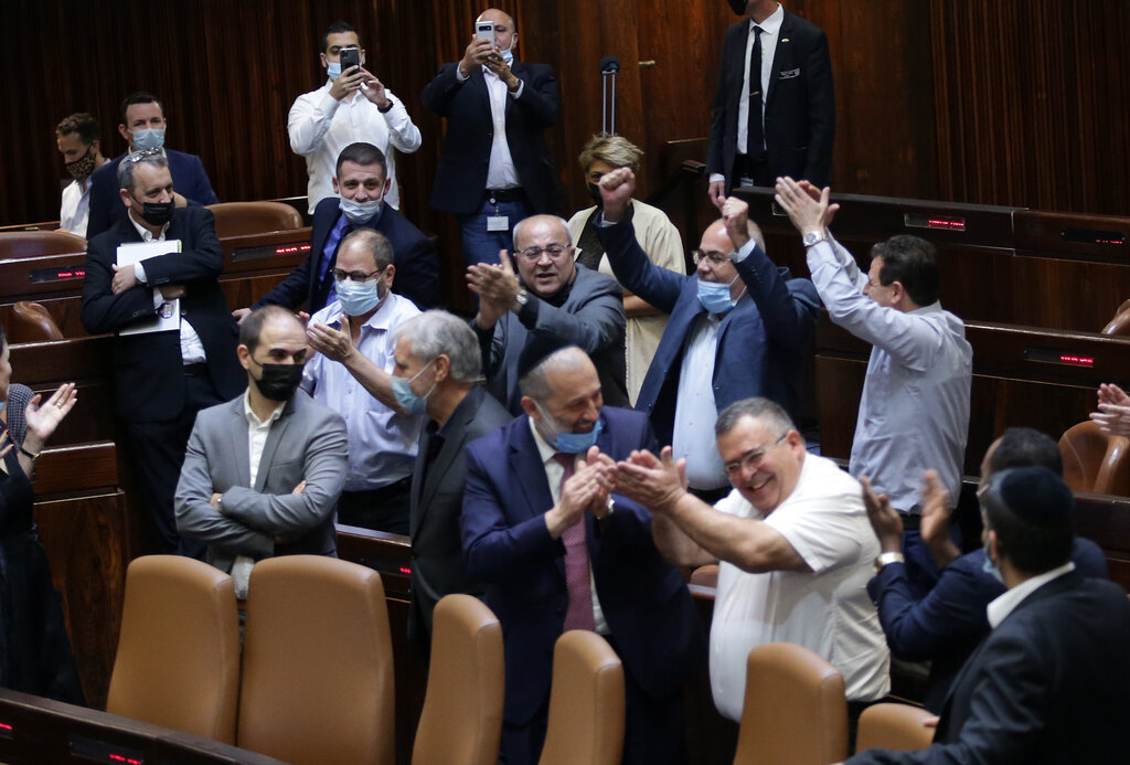 חברי האופוזיציה מריעים עם אישור ההצעה (צילום: אלכס קולומויסקי) מליאת הכנסת