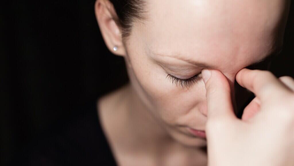 דיכאון כאב ראש עייפות אישה אילוס אילוסטרציה