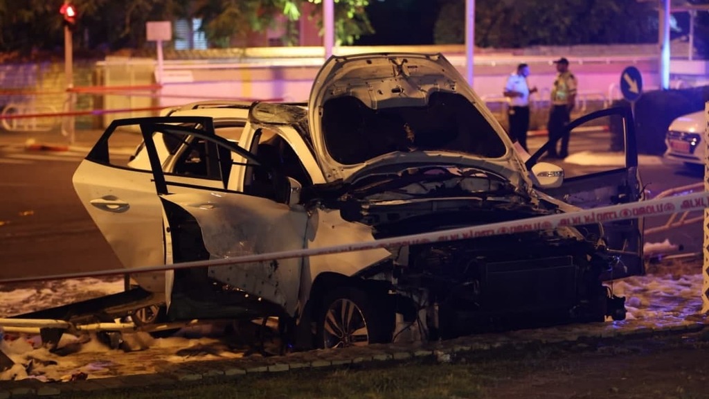 "לא נתנו לי לראות אותם". הרכב בנהריה, שלשום (צילום: גיל נחושתן) פיצוץ ברכב בנהריה, שני פצועים קשה