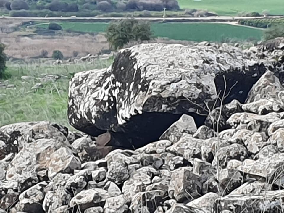 אבנים ענקיות באחד הדולמנים (צילום: אסף קמר) אבנים ענקיות באחד הדולמנים