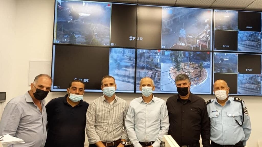 השר בר-לב (שלישי מימין) בביקורו באוקטובר באום אל-פחם עמר בר לב וג'מאל חכרוש באום אל פחם בעקבות גל הרציחות