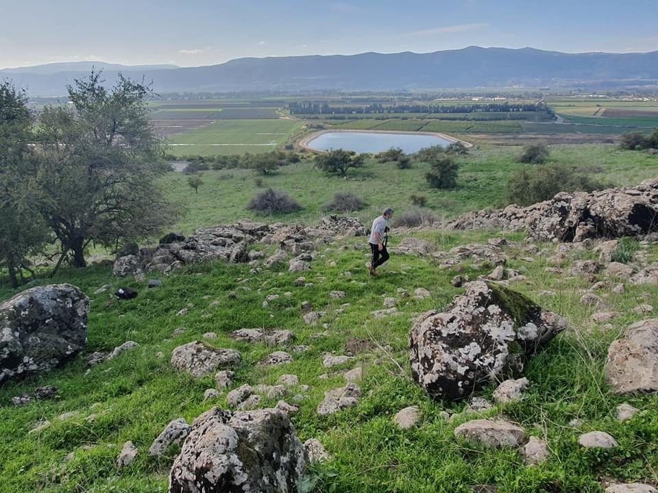 דולמנים מפוזרים (צילום: אסף קמר) דולמנים מפוזרים