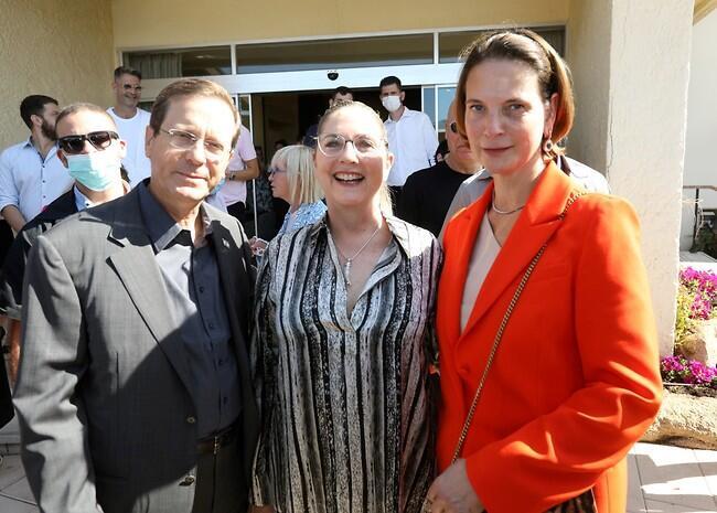 בירכתם כבר את מגי? נשיא המדינה יצחק (בוז'י) הרצוג ורעייתו מיכל עם הילה רהב (צילום: רפי דלויה) בירכתם כבר את מגי? נשיא המדינה יצחק (בוז'י) הרצוג ורעייתו מיכל עם הילה רהב