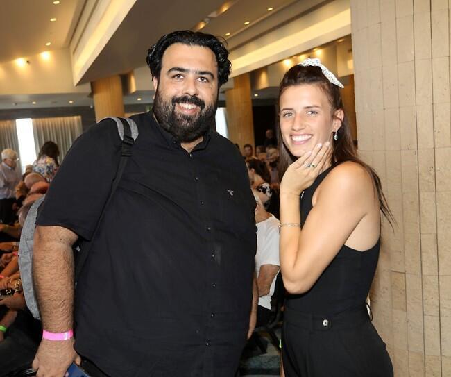 ספרו לנו שגם אנחנו נחייך ככה. יעל אלקנה ורוני קובן (צילום: רפי דלויה) ספרו לנו שגם אנחנו נחייך ככה. יעל אלקנה ורוני קובן