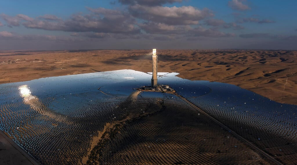 A view of a solar power tower in a solar farm near the Israeli kibbutz Ashalim in the Negev desert, southern Israel, October 23, 2021 (Photo: Reuters) A view of a solar power tower in a solar farm near the Israeli kibbutz Ashalim in the Negev desert, southern Israel, October 23, 2021