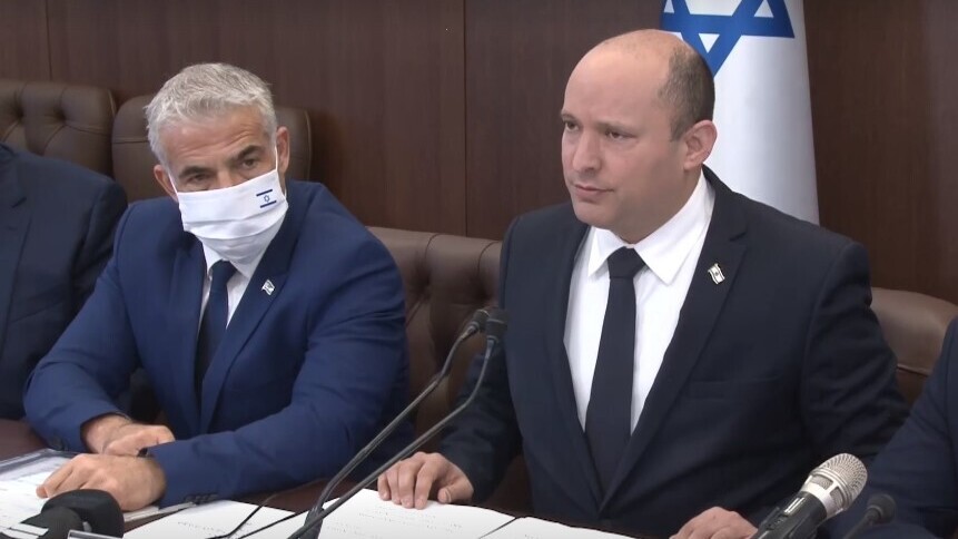 בנט ולפיד בישיבת הממשלה (צילום: אלכס גמבורג) ישיבת ממשלה