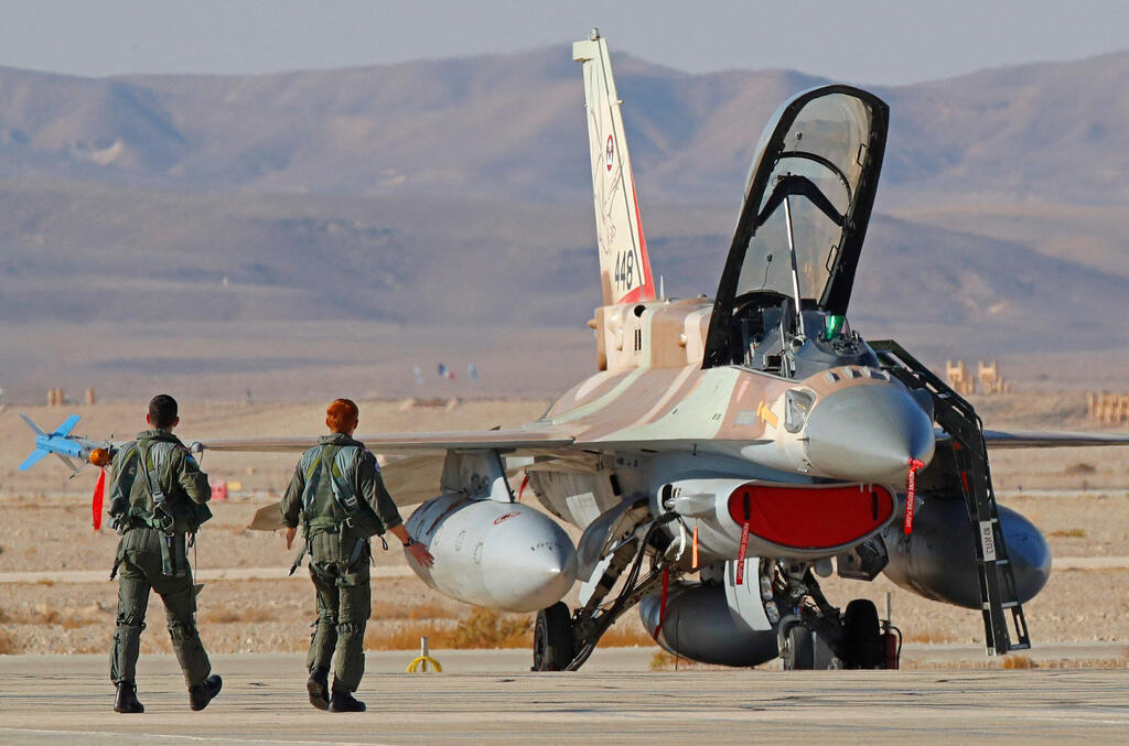 רבים צפויים להודיע על השעיית התנדבותם. מטוס קרב בבסיס עובדה (צילום: AFP) מטוסי מטוס קרב F-16 F16 של חיל האוויר הישראלי ב תרגיל הבינלאומי בלו פלאג Blue Flag ב בסיס עובדה
