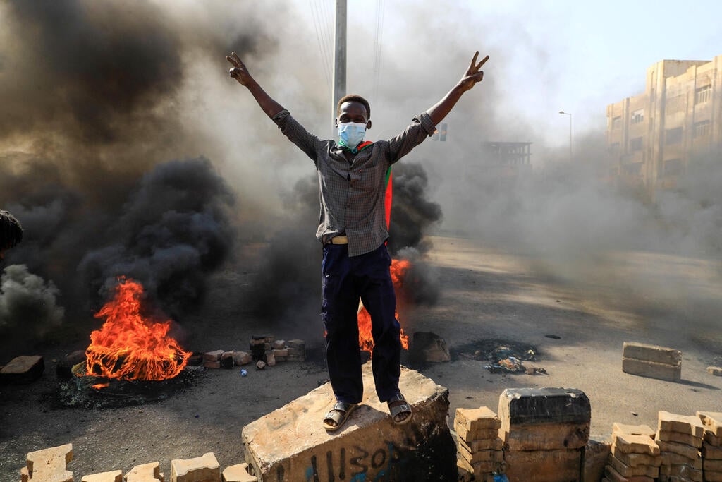 מוחים נגד ההפיכה הצבאית בבירה חרטום (צילום: AFP) סודן חרטום מפגינים מבעירים אש נגד ניסיון ה הפיכה של הצבא