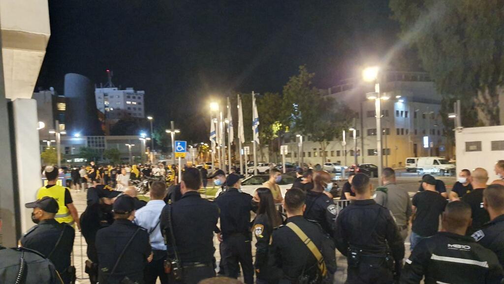 אוהדים מחוץ לבלומפילד (צילום: אורן אהרוני) אוהדי מכבי תל אביב מחוץ לבלומפילד