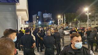 אוהדי מכבי תל אביב מחוץ לבלומפילד