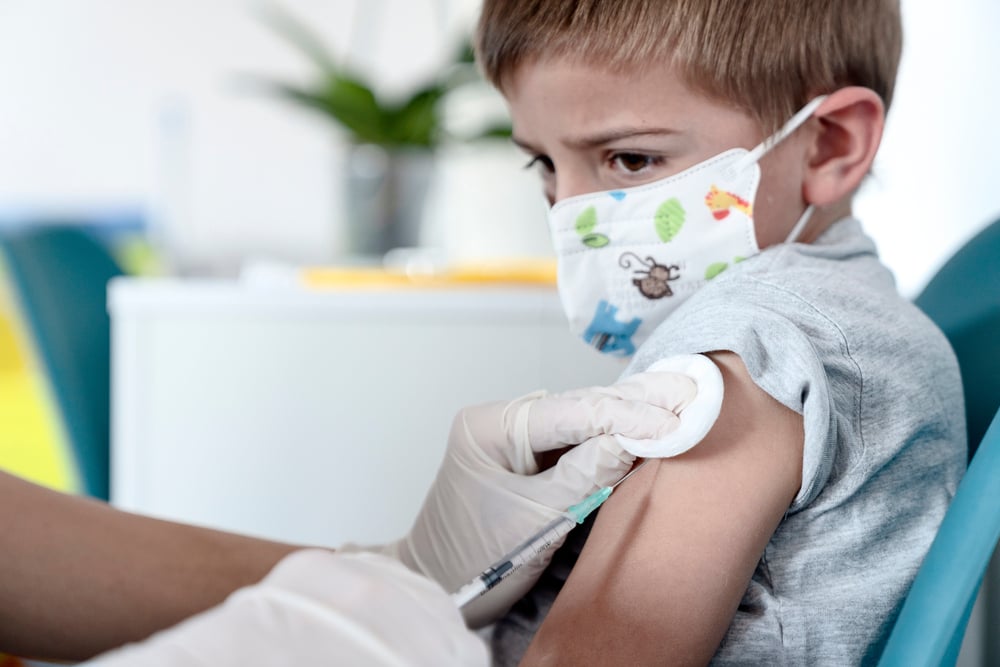 A child receives a vaccine (Photo: Shutterstock) חיסון ילדים התחסנות מתחסנים קורונה
