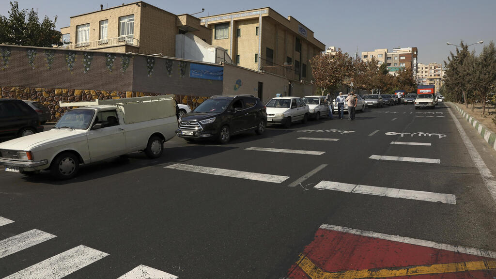 Cars wait in line to fill up at a gas station because pumps machines are out of service, Tehran, Oct. 26, 2021. (Photo: AP) Cars wait in line to fill up at a gas station because pumps machines are out of service, in Tehran, Iran, Tuesday, Oct. 26, 2021.
