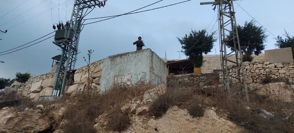 סמוך למערות הקבורה המאולתרות (צילום: יואב זיתון) בית הקברות שהתגלה