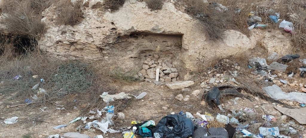 אשפה וסלעים: כך נראה האזור שבו נטמנו תינוקות (צילום: יואב זיתון) בית הקברות שהתגלה